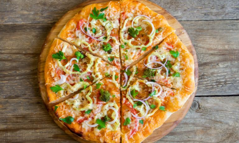 Factors That Affect the Number of Calories in a Slice of Pizza